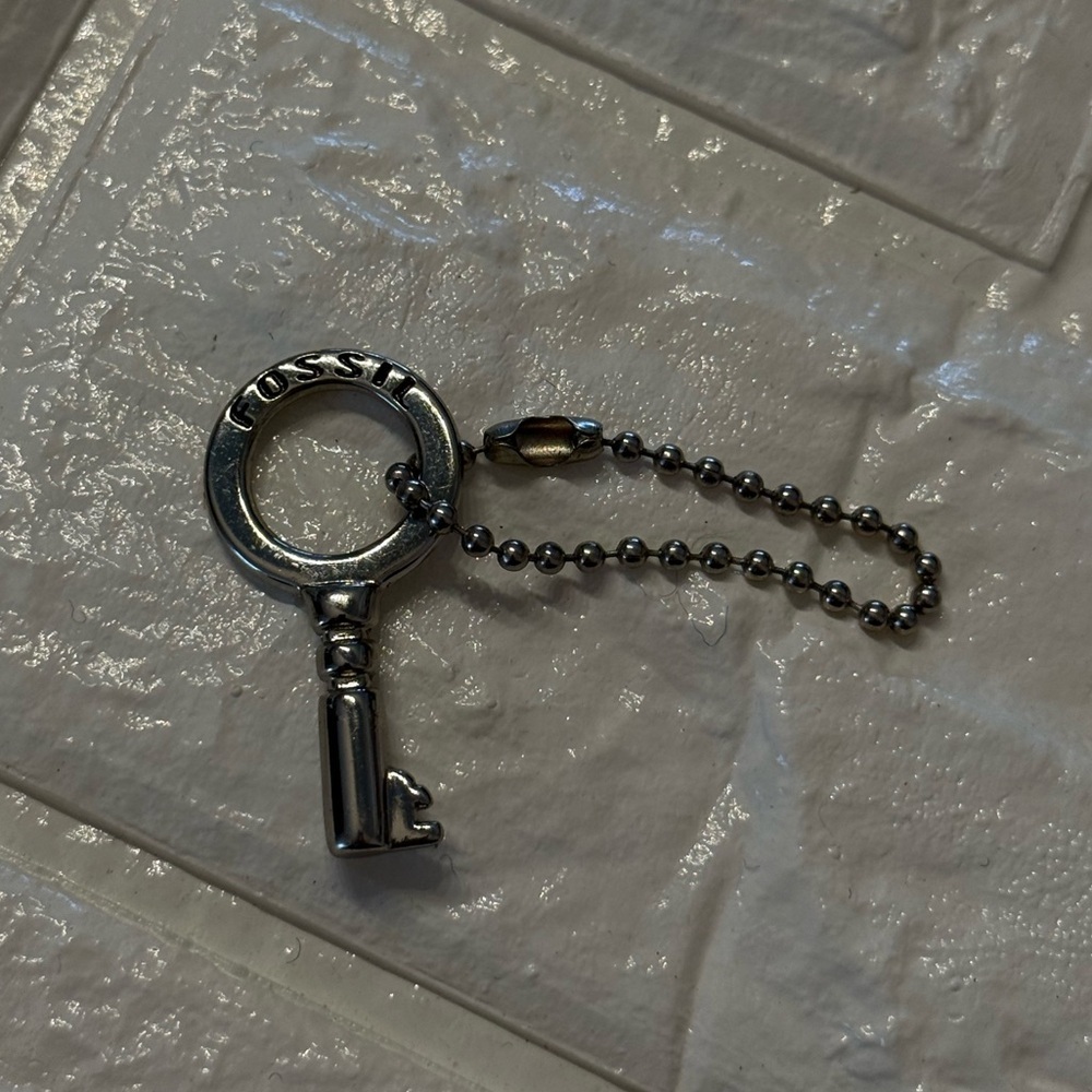 FOSSIL SILVER NICKEL METAL KEY ON BALL CHAIN KEY FOB BAG CHARM KEYCHAIN HANG TAG